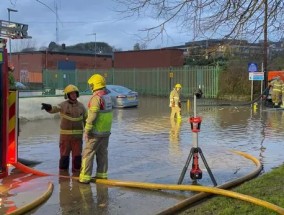 风暴伯特席卷英国，造成3人死亡，1人失踪，并发布了225个洪水警报