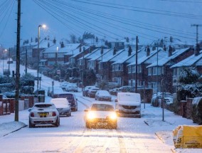 巨大的多重灾害风暴“伯特”给英国带来了冰、风和雨，降雪袭击了英国