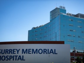 批评人士将矛头对准了萨里纪念医院(Surrey Memorial Hospital)漫长的急诊室等待时间